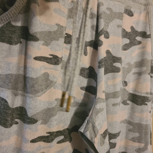Secret Treasures | Women's Gray Camo Print Loungewear Pants Set or PJs (Size XL) - Picture 11 of 15